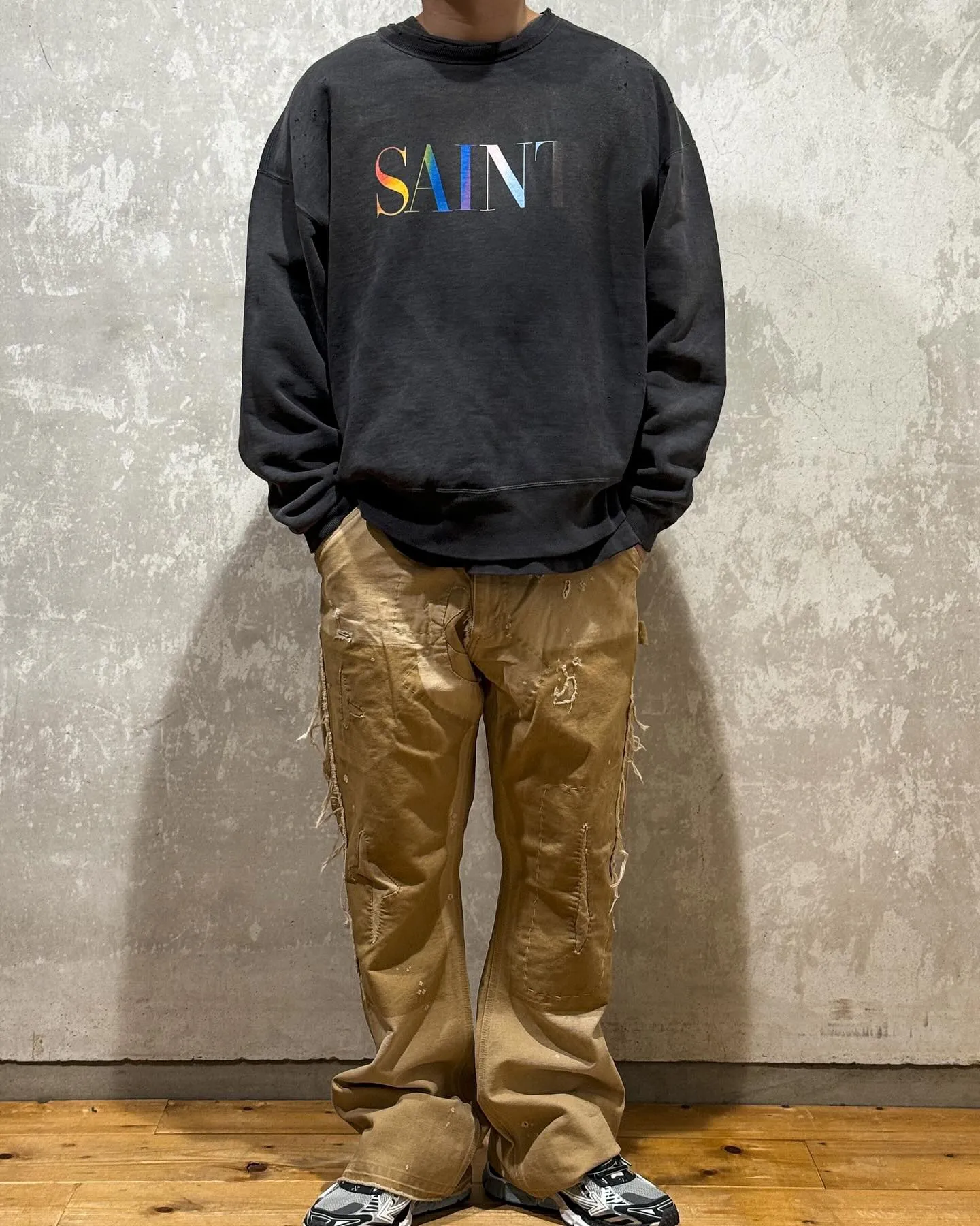 SAINT Mxxxxxx CREW NECK SWT SHIRTS 'RAINBOW SNT'/BLK Rainbow SAINT destruction sweatshirt, washed black S-XL Assute dyeing, genuine whole garment sprayed with horsetail fading process, collar/cuffs frayed in many places, front and rear panels/sleeves super complicated hanging grinding, heavy washing and water discoloration, correct fruit mark/angel mark
